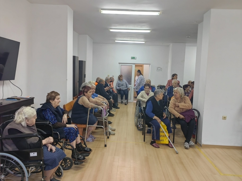 Кметът на Свищов приветства възрастните хора в ДСХ "Мария Луиза" по повод техния празник 