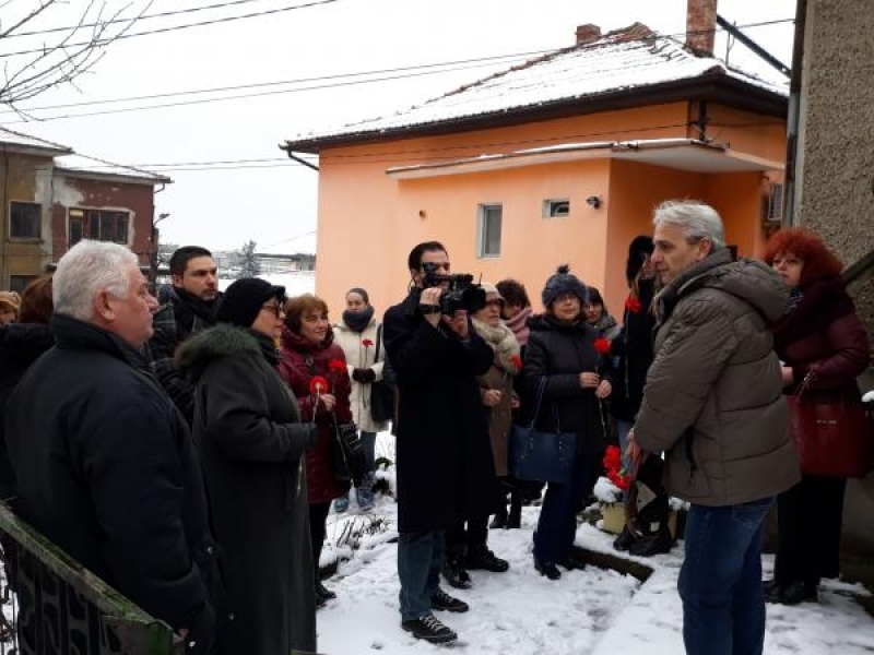 Културните институции в Свищов поднесоха цветя на паметната плоча на акад. Александър Божинов в родната му къща