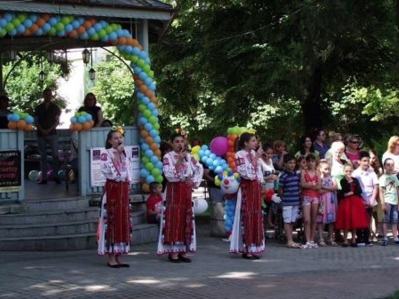 Детски смях, игри и танци в центъра на Свищов за 1 юни 