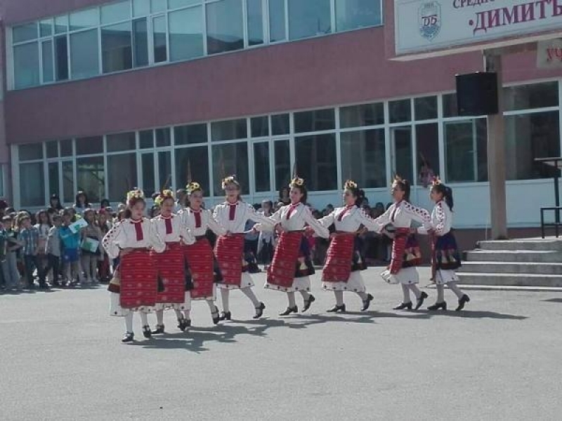 СУ „Димитър Благоев” отбеляза патронния си празник