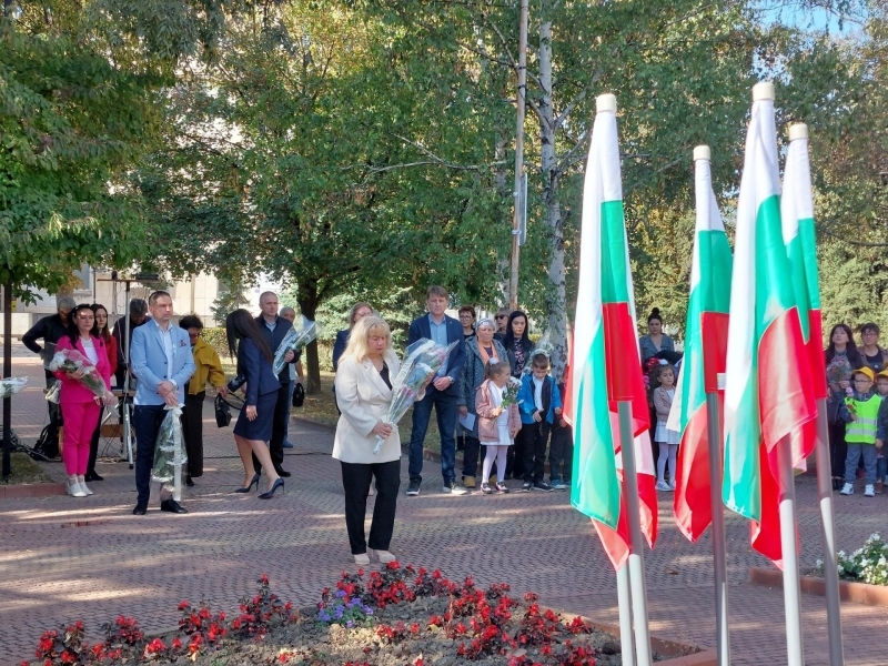 В Свищов тържествено бе отбелязан Денят на народните будители 