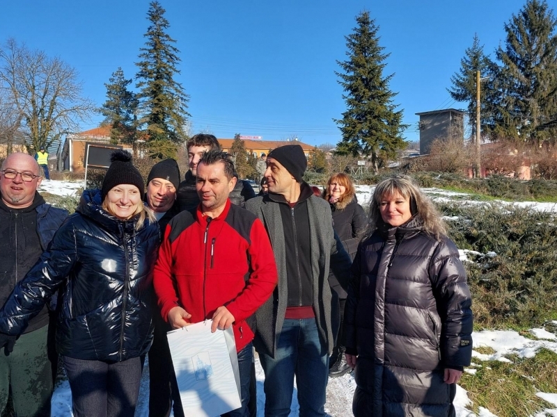 На обичая „Къпанки“ младоженецът Тома Савов бе окъпан за здраве в ледените води на чешмата в с. Царевец