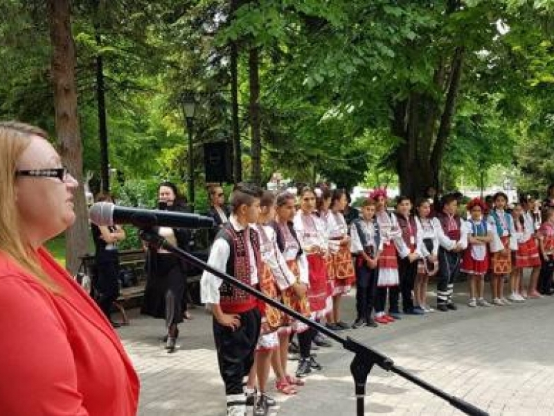 Свищовските училища се включиха в инициативата „Розите на България”