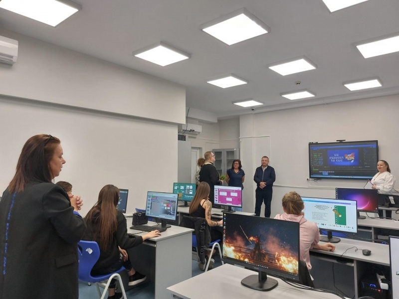 В СУ "Димитър Благоев" официално бяха открити нова спортна площадка и STEM център 