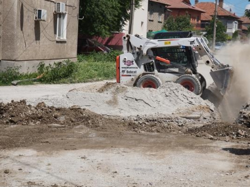 Продължават дейностите по подмяна на водопровод и полагане на нова асфалтова настилка в гр. Свищов