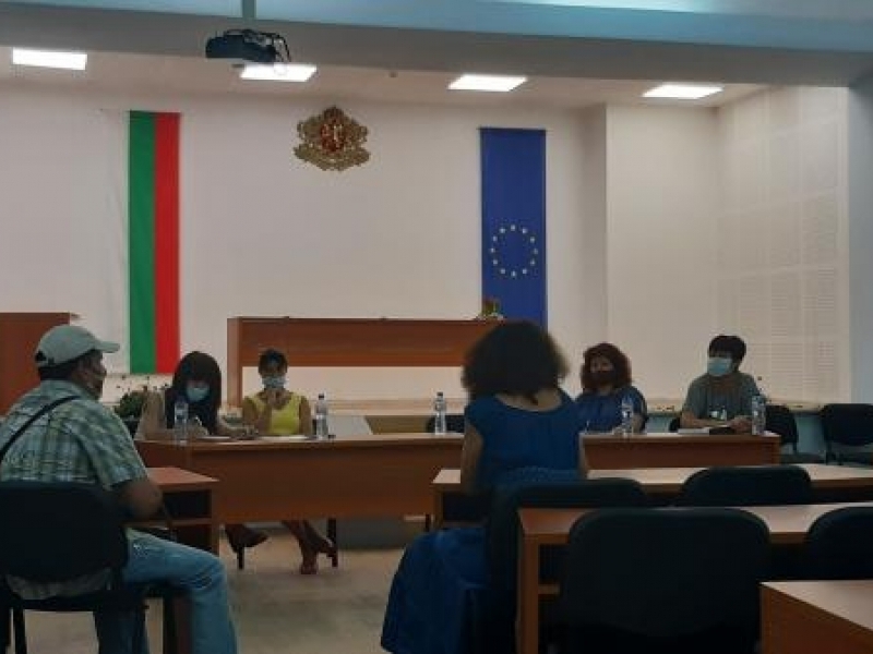 Десетки граждани посетиха днес съвместната приемна на Община Свищов, Дирекция „Социално подпомагане“ и Дирекция „Бюро по труда“ в Свищов 