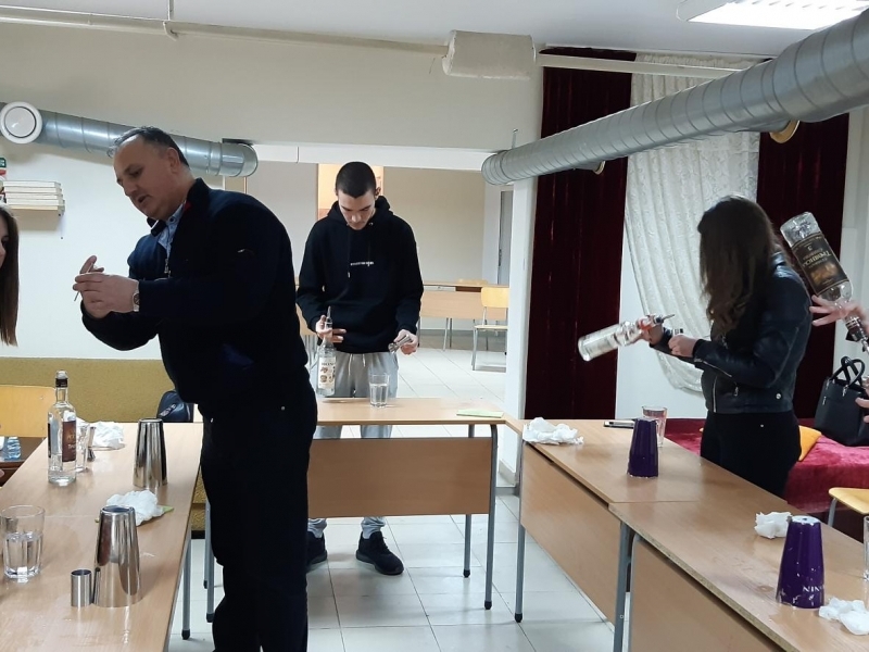 Най-добрият барман в света разкри тънкостите от своята професия пред ученици от ПДТГ „Димитър Хадживасилев“ – Свищов 