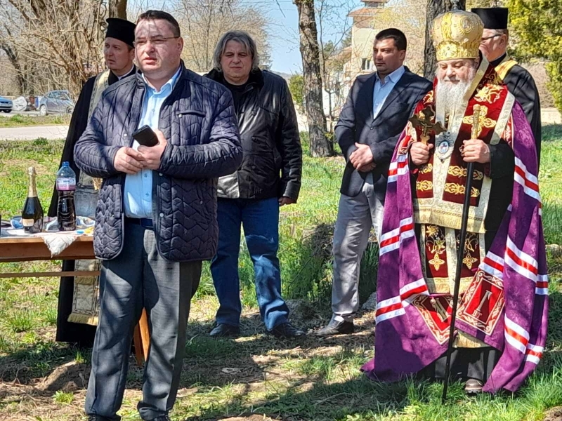 Великотърновският митрополит Григорий благослови първата копка за издигането на нов православен храм в село Хаджидимитрово 
