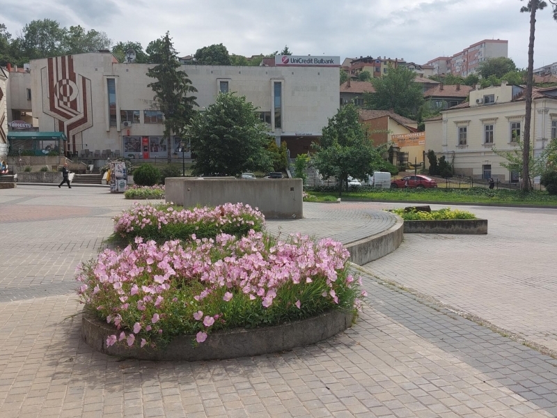 Зацветяването на градските паркове и кътовете за отдих започна в Свищов 