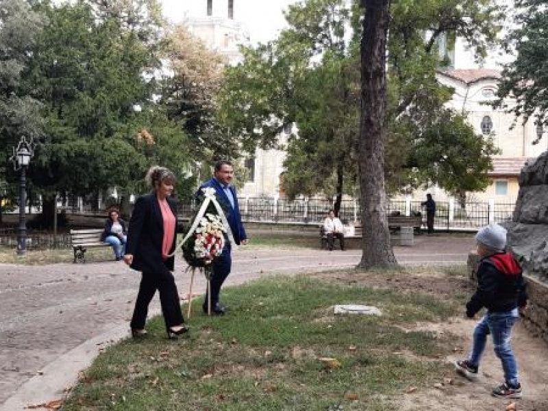 С едноминутно мълчание и венец пред паметника на Свободата отбелязаха днес в Свищов Деня на българската независимост 