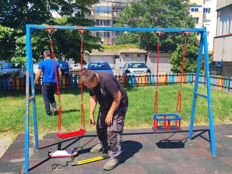 Започна поетапната подмяна на люлките и част от детските съоръжения на общинските детски площадки в Свищов 