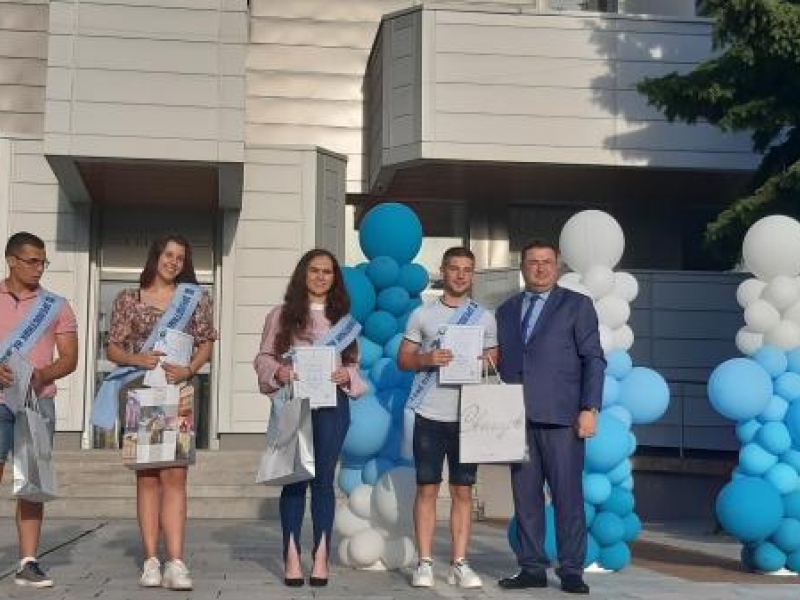 Четирима пълни отличници бяха удостоени от Община Свищов с почетната награда „Зрелостник на годината“