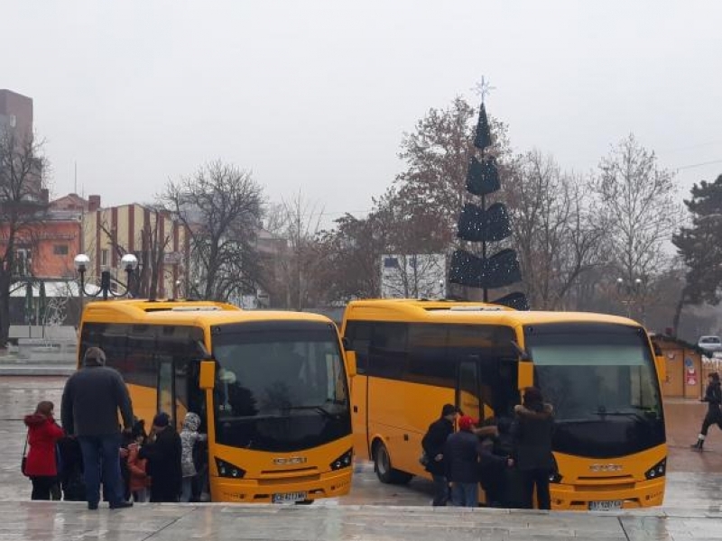 Две свищовски училища се радват на нови автобуси от днес