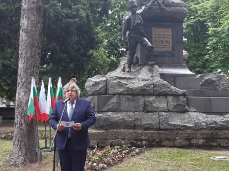 С общоградско поклонение и вой на сирени бе отбелязан днес Денят на Ботев в Свищов