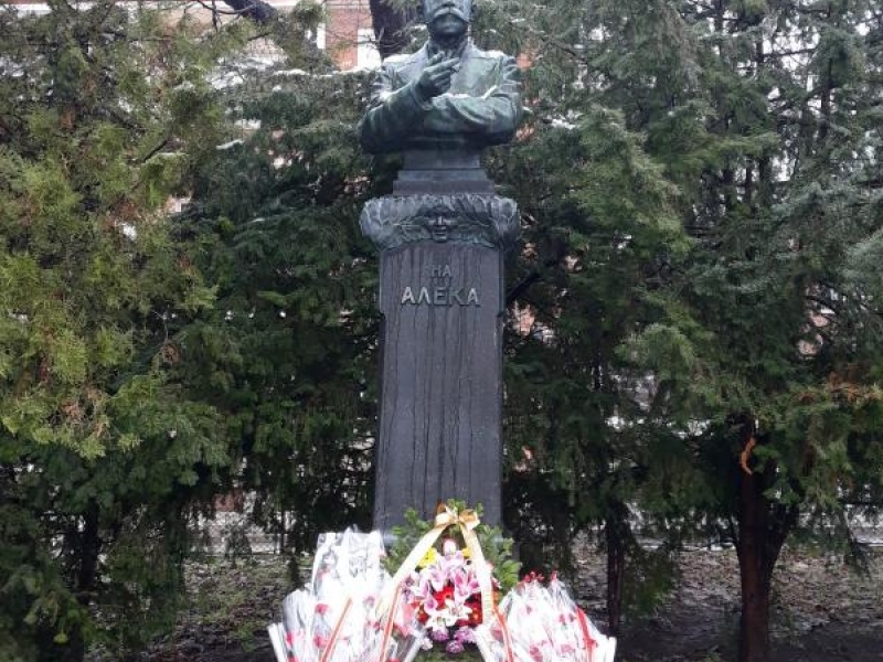 Ръководството на Общината и културните институции в Свищов поднесоха цветя на паметника на Алеко Константинов