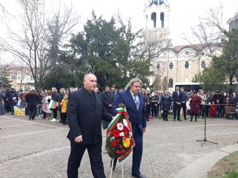 С богата празнична програма в Свищов бе отбелязан националния празник на Република България 