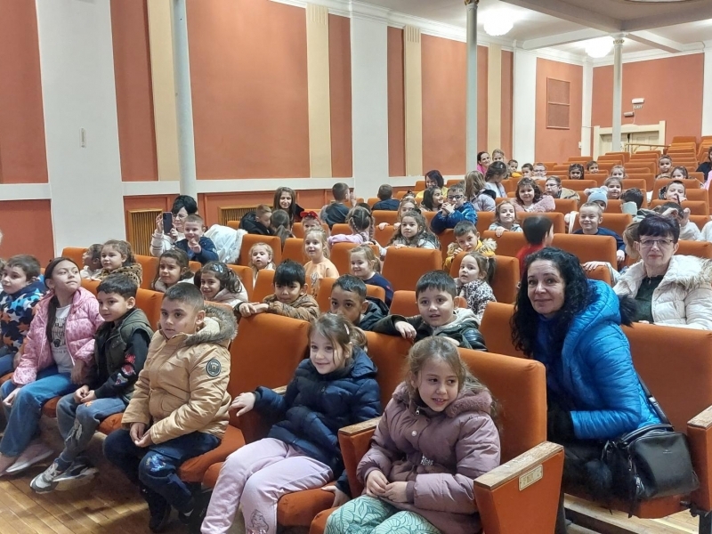 Коледна магия за най-малките: общинското ръководство зарадва децата в община Свищов 