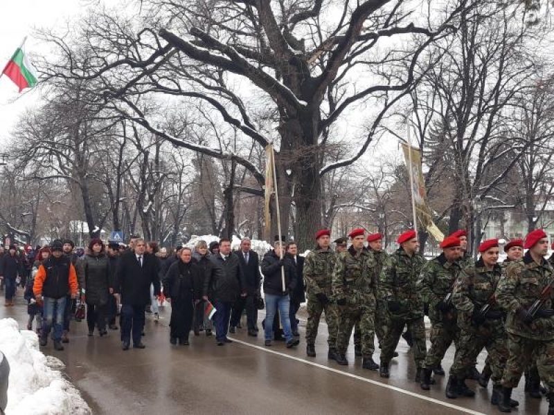 С военен ритуал по издигане на националното знаме и празнично шествие отбелязахме 3 март в Свищов