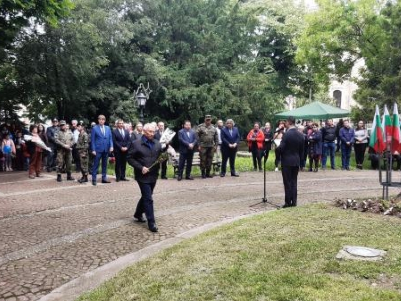 С общоградско поклонение и вой на сирени бе отбелязан днес Денят на Ботев в Свищов