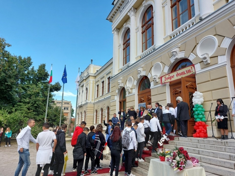 С вълнуващи тържества започна новата учебна година в образователните институции от община Свищов 