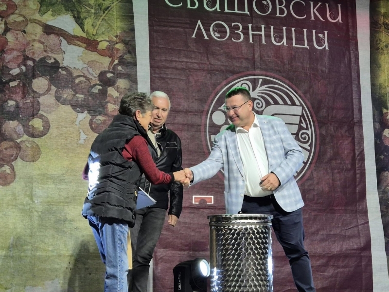 „Свищовски лозници“ завърши с духова музика, народни танци и награждаване на победителите в конкурса за домашно червено вино 