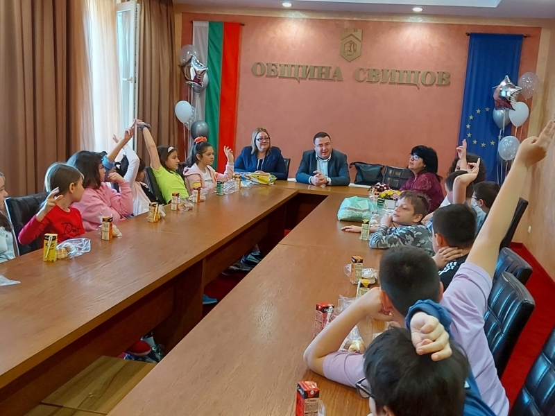 КМЕТЪТ ГЕНЧЕВ И ТРЕТОКЛАСНИЦИ ОТ СУ „НИКОЛАЙ КАТРАНОВ“ КОМЕНТИРАХА ПО ВЪПРОСИТЕ ЗА ИЗБОРА НА ПРОФЕСИЯ И ПРЕДОСТАВЯНИТЕ ОТ АДМИНИСТРАЦИЯТА ПУБЛИЧНИ УСЛУГИ  
