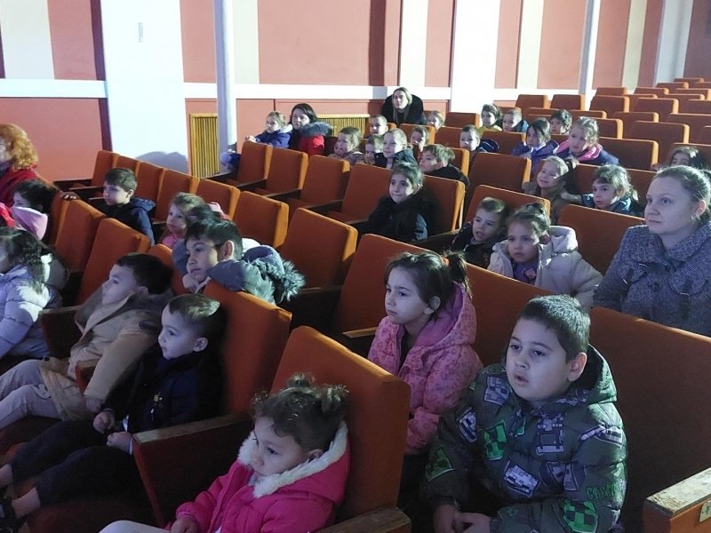 Коледна магия за най-малките: общинското ръководство зарадва децата в община Свищов 