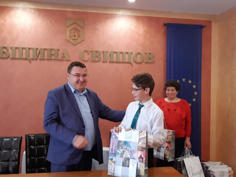 В „ОБУВКИТЕ НА КМЕТА“ – ПЕТОКЛАСНИКЪТ ЦВЕТЕЛИН ИВАНОВ СЕДНА НА СТОЛА НА СВИЩОВСКИЯ ГРАДОНАЧАЛНИК В ДЕНЯ НА УЧЕНИЧЕСКОТО САМОУПРАВЛЕНИЕ  