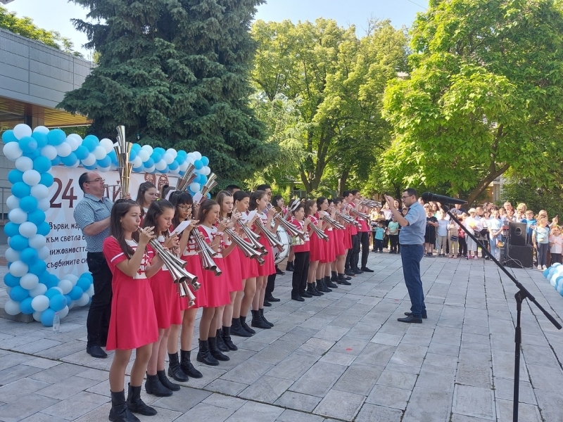 В Свищов тържествено бе отбелязан светлият празник на българската просвета и култура 24 май 