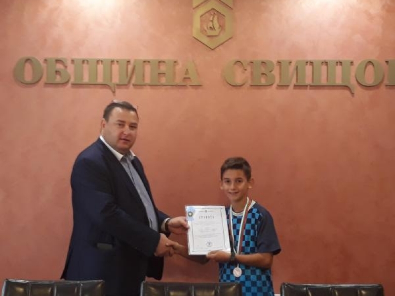 Кметът на Свищов връчи почетна награда „За заслуги“ на хокеистите на СКХТФ „Дунав“ 