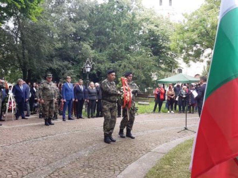 С общоградско поклонение и вой на сирени бе отбелязан днес Денят на Ботев в Свищов