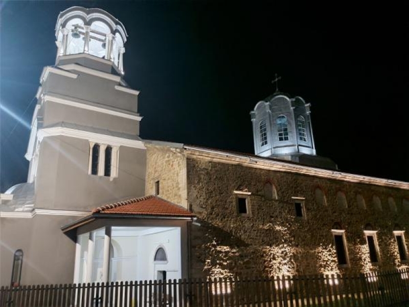 Паметници на културата в Свищов грейнаха с художествено осветление 