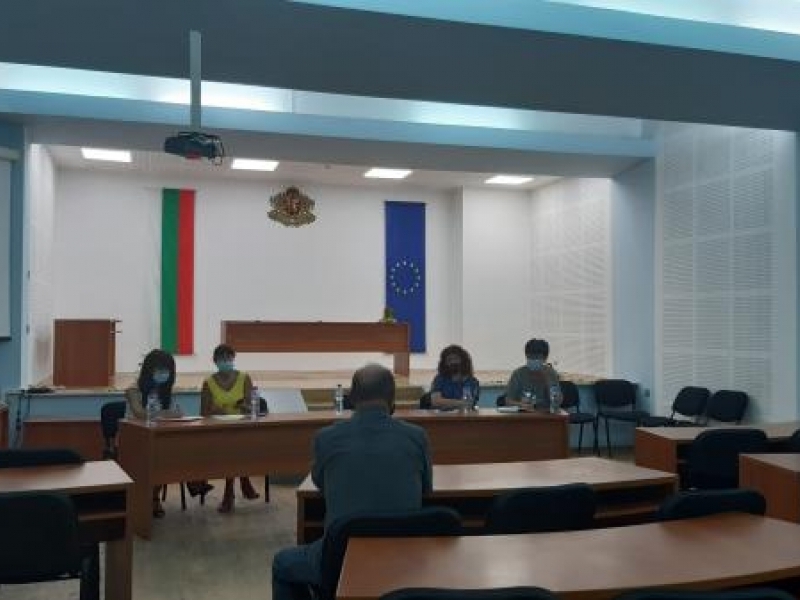 Десетки граждани посетиха днес съвместната приемна на Община Свищов, Дирекция „Социално подпомагане“ и Дирекция „Бюро по труда“ в Свищов 