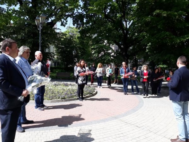 Цветя в  памет на Алеко Константинов бяха положени пред паметника му в родния град