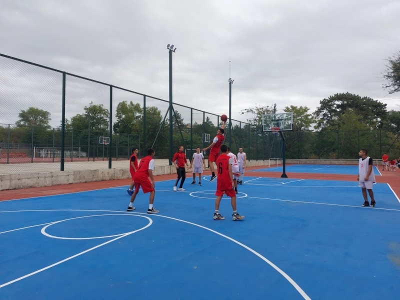 В СУ "Димитър Благоев" официално бяха открити нова спортна площадка и STEM център 