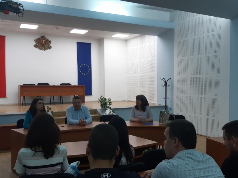 Кметът на община Свищов приветства успешно завършващите възпитаници на катедра „Мениджмънт“ към СА „Д. А. Ценов“  