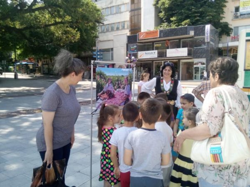 Пътуващо читалище „Бащино огнище“ е в Свищов по повод празниците на града