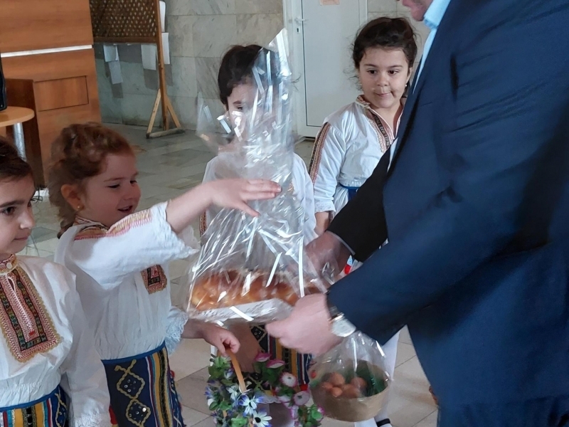 Лазарки от ДГ „Радост“ и ДГ „Калина Малина“ посетиха общинска администрация Свищов 