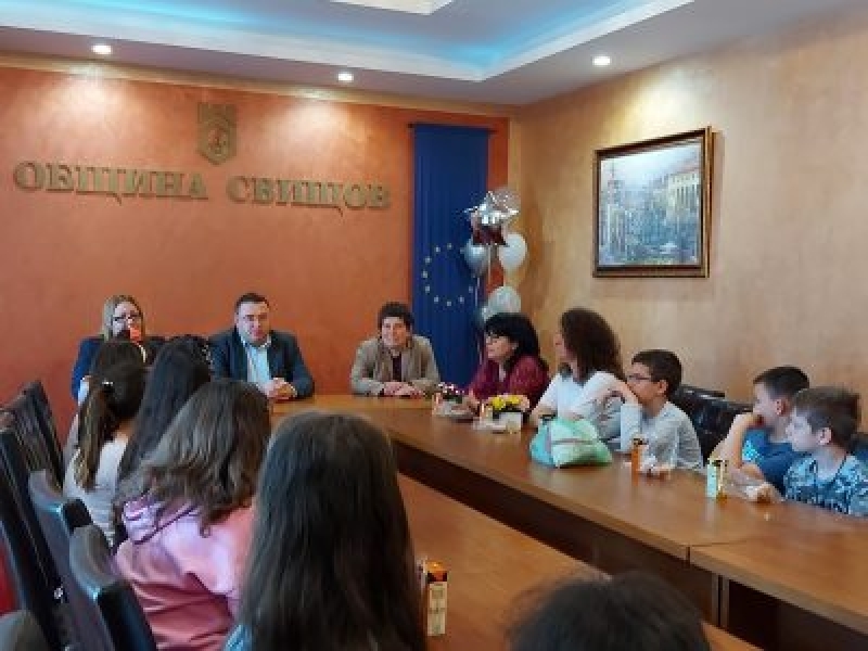 КМЕТЪТ ГЕНЧЕВ И ТРЕТОКЛАСНИЦИ ОТ СУ „НИКОЛАЙ КАТРАНОВ“ КОМЕНТИРАХА ПО ВЪПРОСИТЕ ЗА ИЗБОРА НА ПРОФЕСИЯ И ПРЕДОСТАВЯНИТЕ ОТ АДМИНИСТРАЦИЯТА ПУБЛИЧНИ УСЛУГИ  