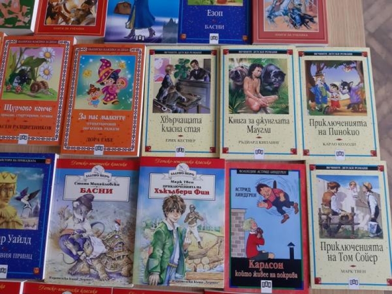 Ученици от СУ „Николай Катранов“ с дарение за училищната библиотека