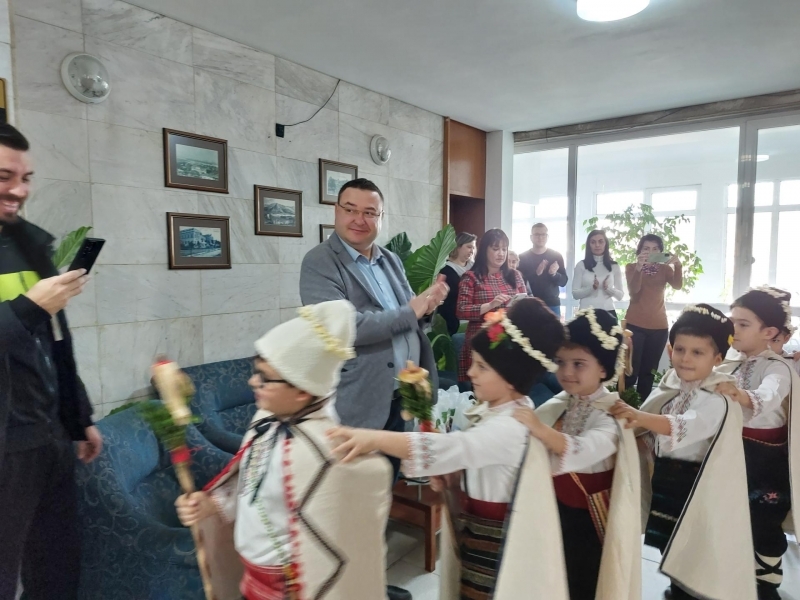 Коледари огласиха Община Свищов с песни и наричания за здраве и берекет  