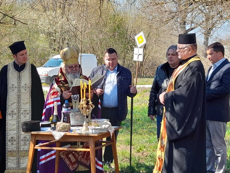 Великотърновският митрополит Григорий благослови първата копка за издигането на нов православен храм в село Хаджидимитрово 