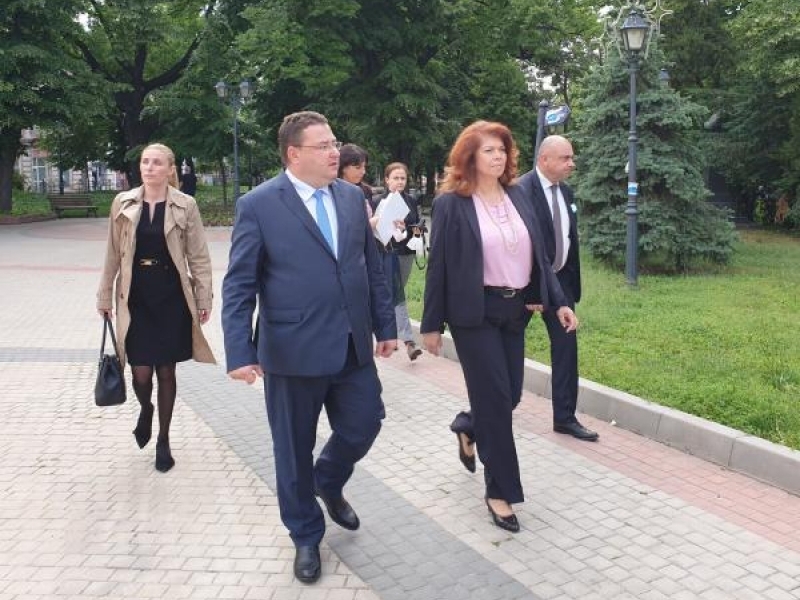 Вицепрезидентът Илияна Йотова посети Свищов по повод 165-годишнината на ПБНЧ „Еленка и Кирил Д. Аврамови – 1856“