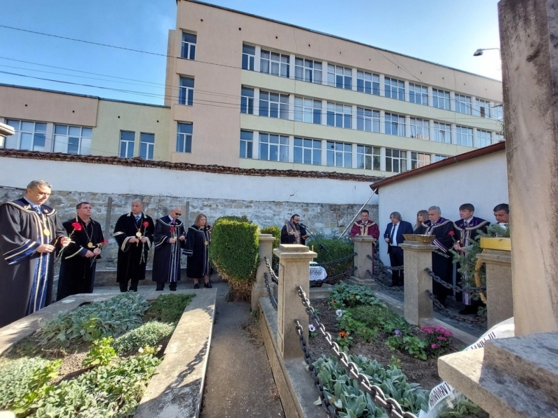 Ръководството на община Свищов взе участие в тържественото шествие по повод патронния празник на СА „Д. А. Ценов“  