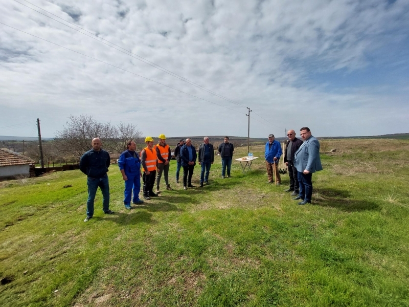 Днес бе направена първа копка по проект за реконструкция на напорния водопровод в село Алеково  