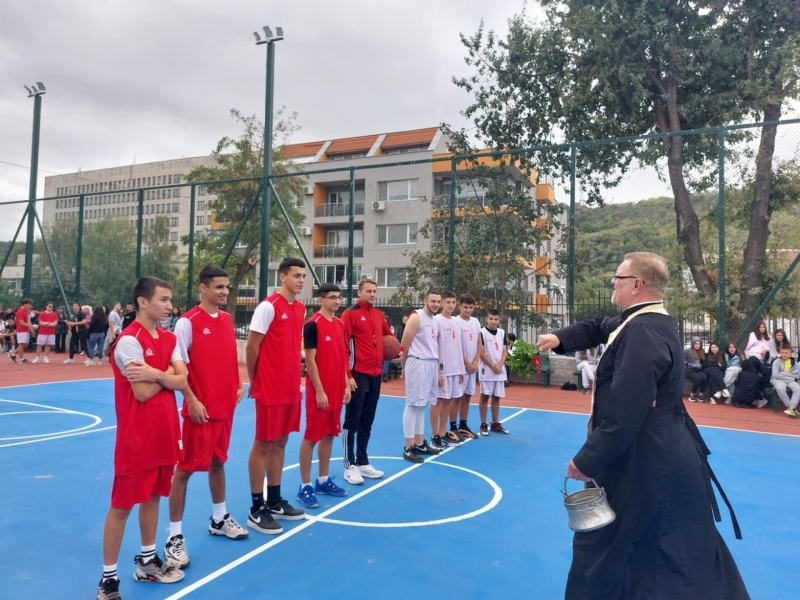 В СУ "Димитър Благоев" официално бяха открити нова спортна площадка и STEM център 