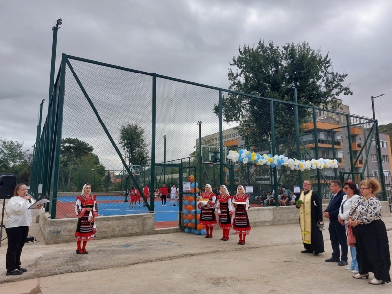 В СУ "Димитър Благоев" официално бяха открити нова спортна площадка и STEM център 