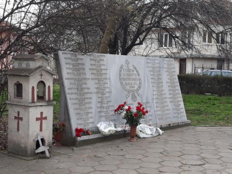 С едноминутно мълчание и поднасяне на цветя бе почетена паметта на жертвите от най-голямото земетресение в България