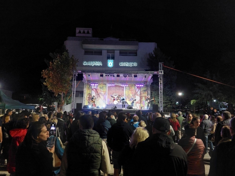 Стефан Вълдобрев и "Обичайните заподозрени" докоснаха публиката в Свищов със своята непринуденост, талант и добро отношение 