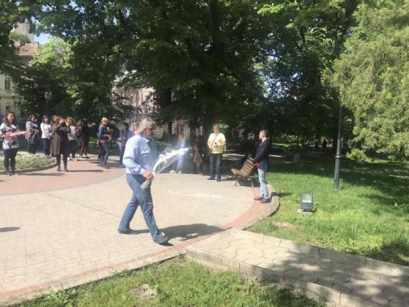 Цветя в  памет на Алеко Константинов бяха положени пред паметника му в родния град